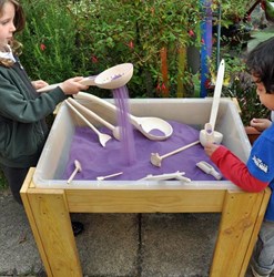 Cosy zand en water bak met standaard - speelplezier buiten