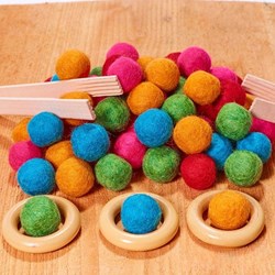 Cosy viltballen set - 64 stuks kleurrijk speelgoed en decoratie
