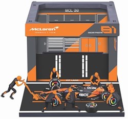 Bburago F1 speelgoedauto McLaren MCL38 2024 Diorama Piastri 1:43 schaal