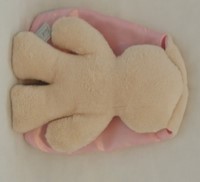Harlekijn Snuggle Bunny beige met roze oren. 26 cm