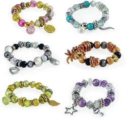 BUKI-ARMBANDEN MET HANGERTJES EN KRALEN